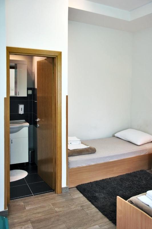 Twin Room with Bathroom image 1