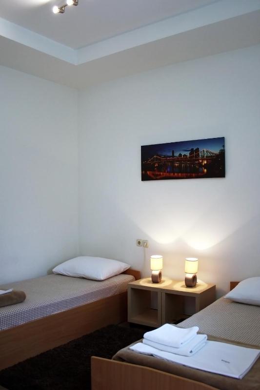 Twin Room with Bathroom image 4