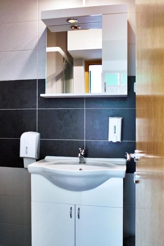 Twin Room with Bathroom image 2