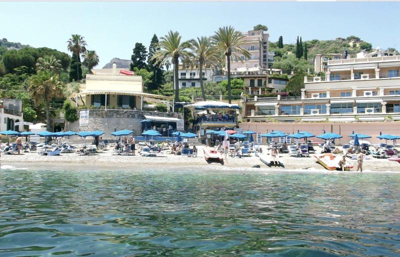 Double Room with Balcony and Sea View image 3