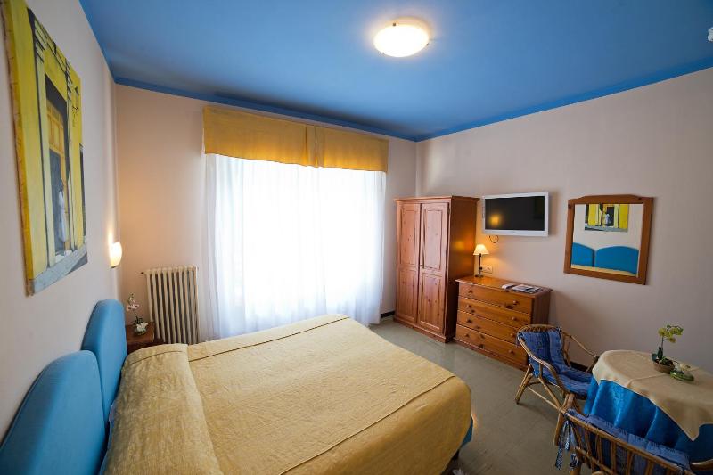 Superior Double Room with Balcony image 2
