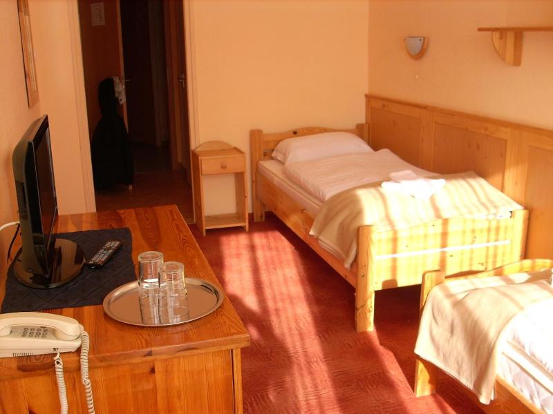 Twin Room with Balcony image 4