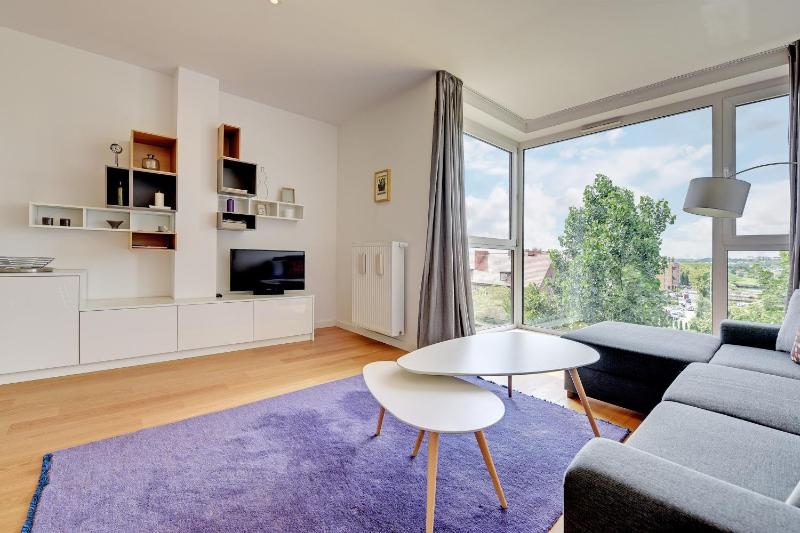 Deluxe One-Bedroom Apartment with River View and Parking (4 Adults) image 3