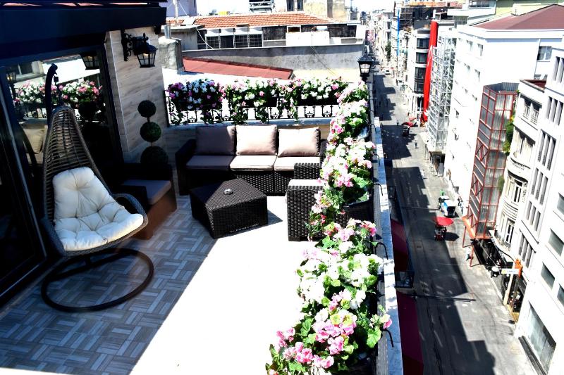 Executive Terrace Suite with Jacuzzi image 3