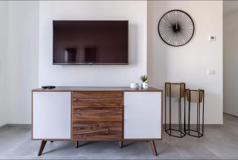 Stylish 2BR Apartment with Parking & Views in Jaffa Street - image 6