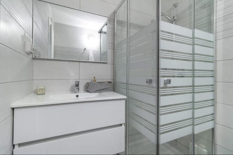 Stylish 2BR Apartment with Parking & Views in Jaffa Street - image 2