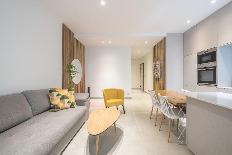 Modern 1BR in Exarchia l Green-View Balcony - image 11