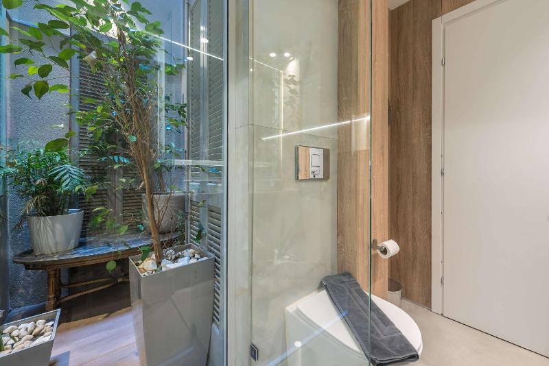 Modern 1BR in Exarchia l Green-View Balcony - image 5
