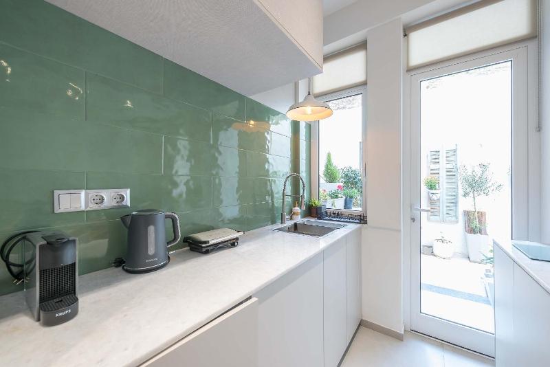 Modern 1BR in Exarchia l Green-View Balcony - image 15