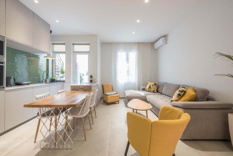 Modern 1BR in Exarchia l Green-View Balcony - image 1