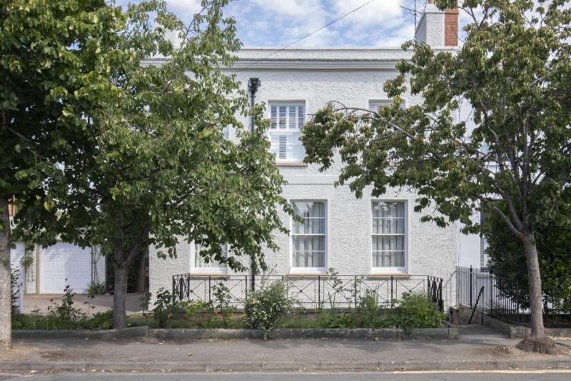 Charming Two Bedroom Apartment in Fairview - image 1