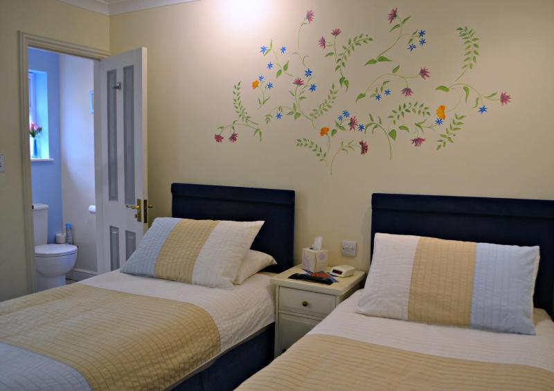 Twin Room image 4