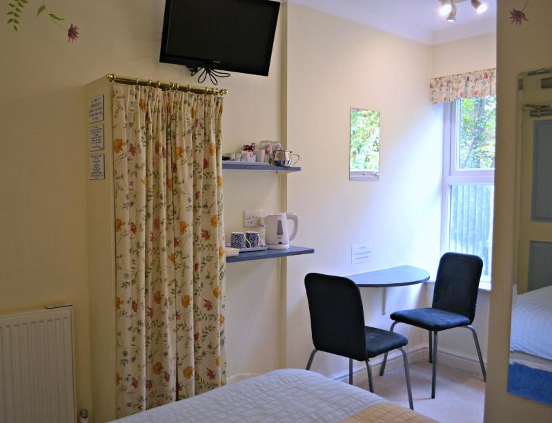 Twin Room image 3