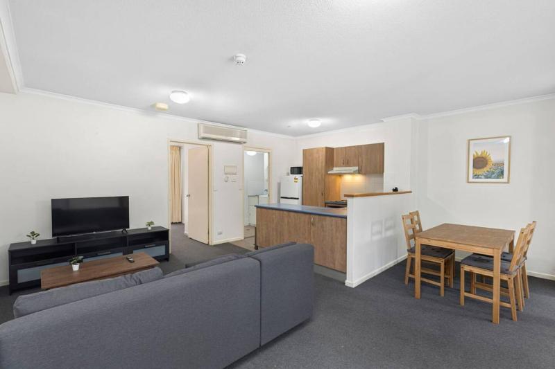 1BR Spring Hill 5 min CBD 10 min Mall & Train SH13 - image 1