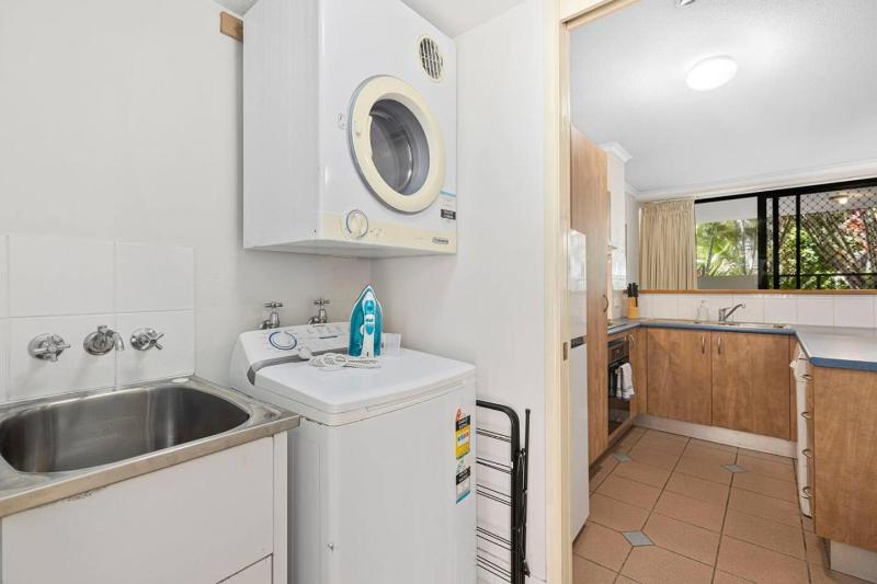 1BR Spring Hill 5 min CBD 10 min Mall & Train SH13 - image 4