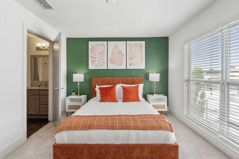 Chic 2BR King Bed Balcony Krog Market Steps to Beltline - image 7