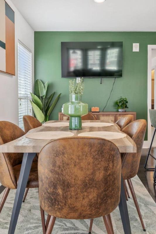 Chic 2BR King Bed Balcony Krog Market Steps to Beltline - image 21