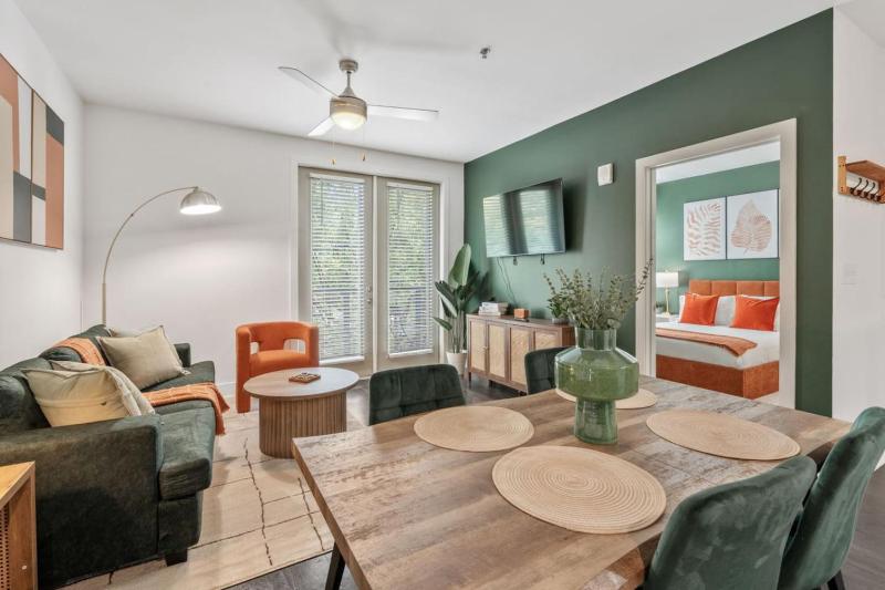 Stylish Modern Queen Suite Parking Pet Friendly - image 1