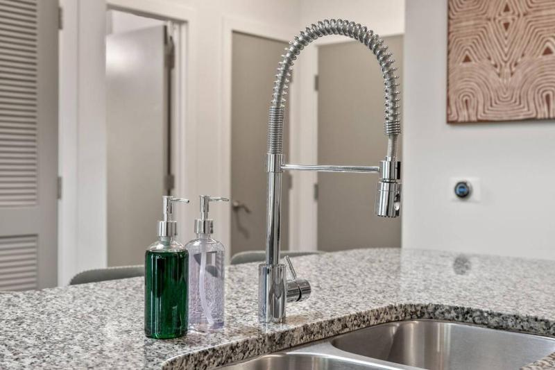 Stylish Modern Queen Suite Parking Pet Friendly - image 6