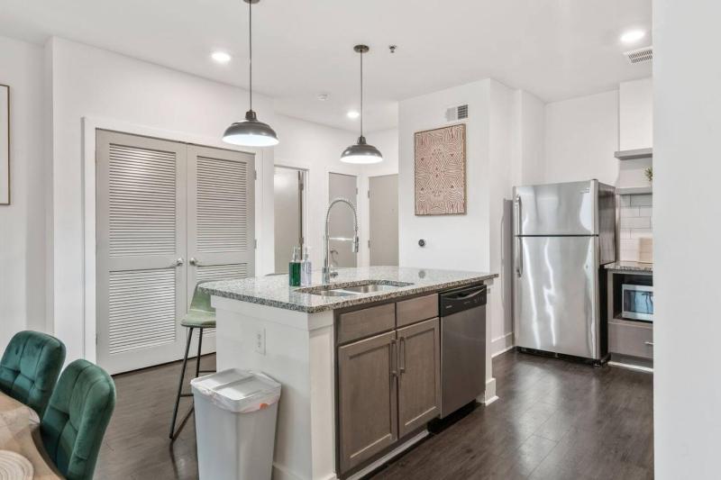 Stylish Modern Queen Suite Parking Pet Friendly - image 16