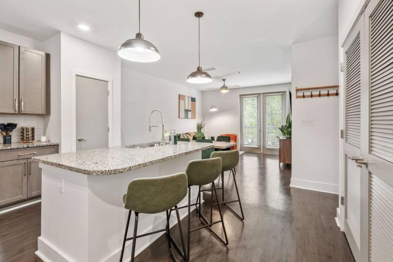 Stylish Modern Queen Suite Parking Pet Friendly - image 7