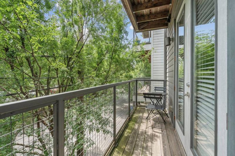 Stylish Modern Queen Suite Parking Pet Friendly - image 9