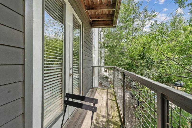 Stylish Modern Queen Suite Parking Pet Friendly - image 13