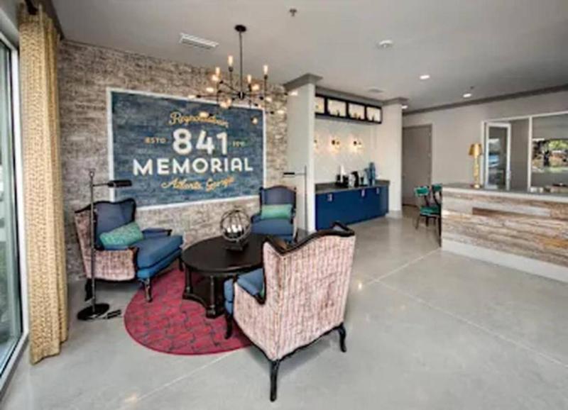 Stylish Modern Queen Suite Parking Pet Friendly - image 5