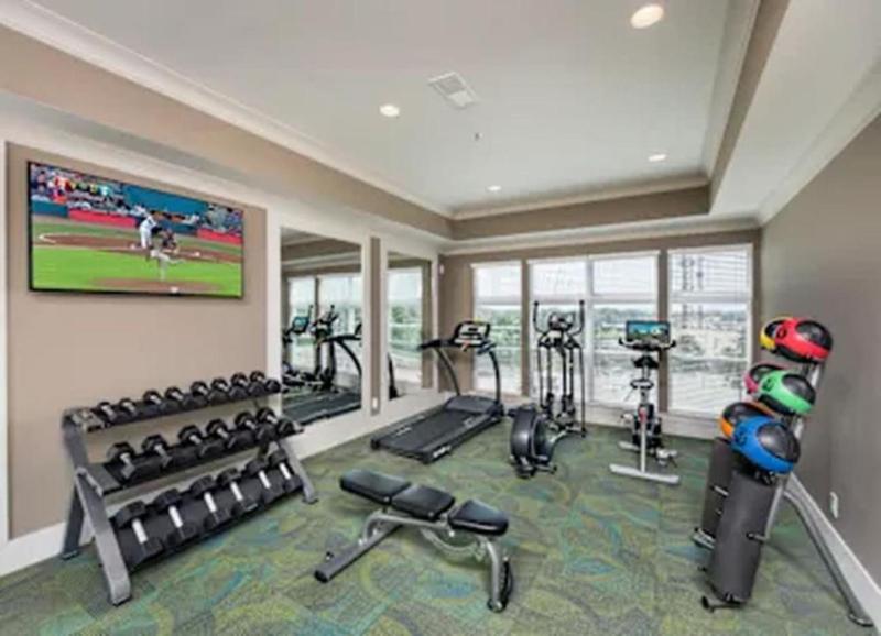 Stylish Modern Queen Suite Parking Pet Friendly - image 12