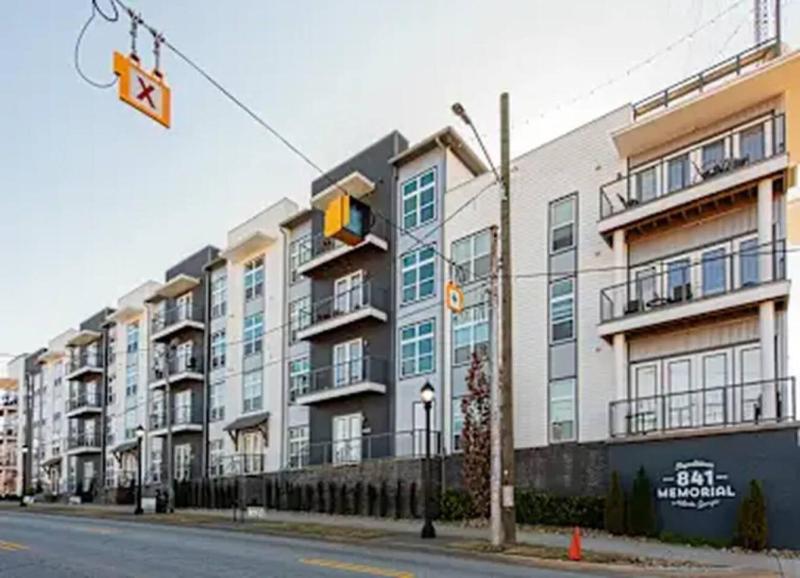 Stylish Modern Queen Suite Parking Pet Friendly - image 4