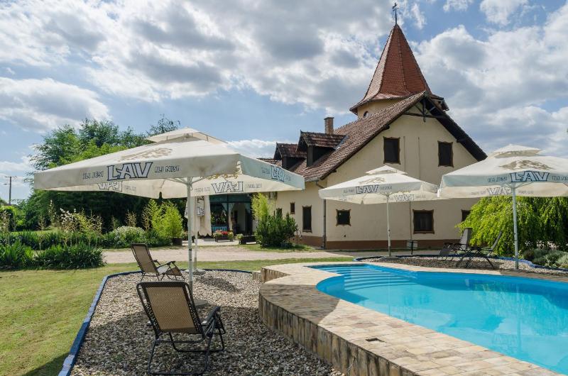 Country House Majkin Salas Images
