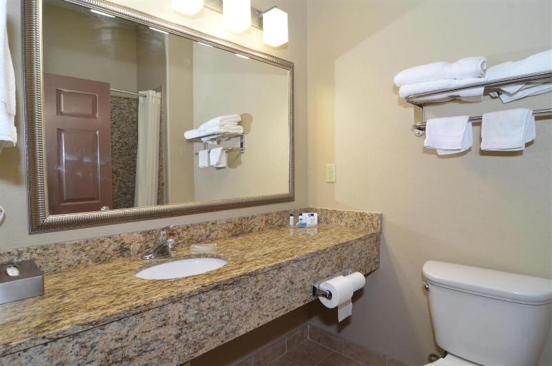 Quadruple Room with Bathtub - Disability Access image 3