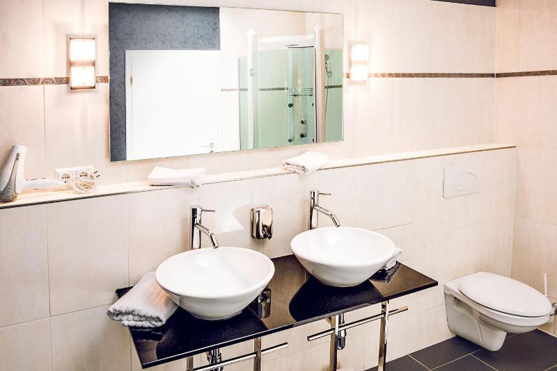 Deluxe Double Room image 2