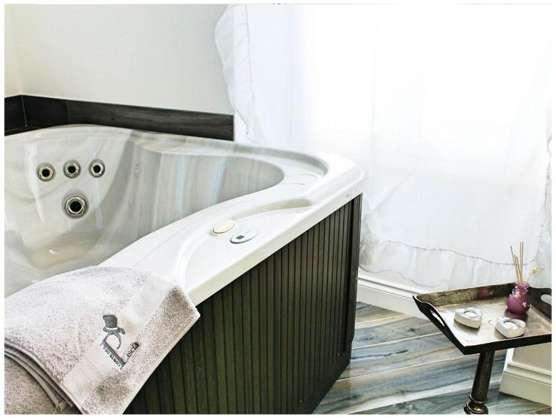 Double Room with Spa Bath image 3