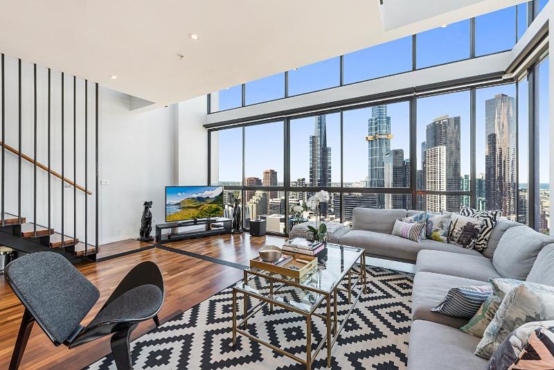 Incredible City Views in Convenient CBD Apartment - image 1