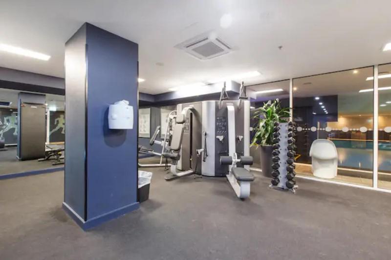 Incredible City Views in Convenient CBD Apartment - image 11