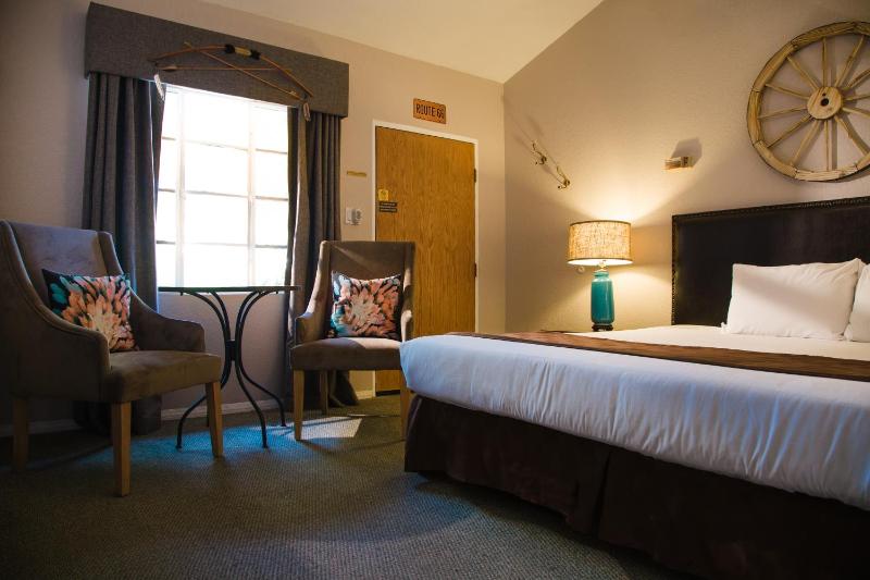 Deluxe King Room image 2