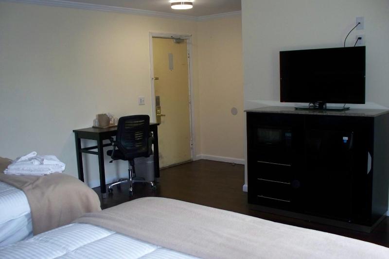 Standard Queen Room with Two Queen Beds image 3