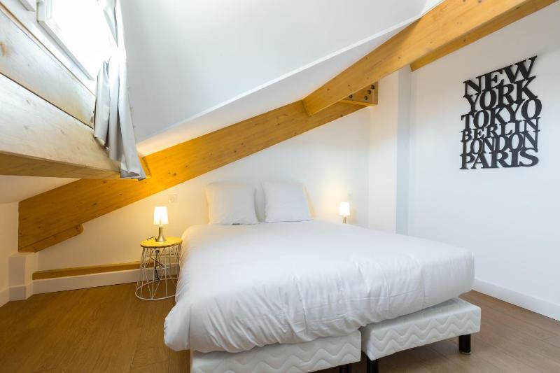 One-Bedroom Apartment - Attic image 4