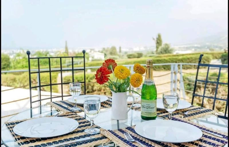 Amazing Sea View -3 Bed Ground Floor Garden Apartment - image 1
