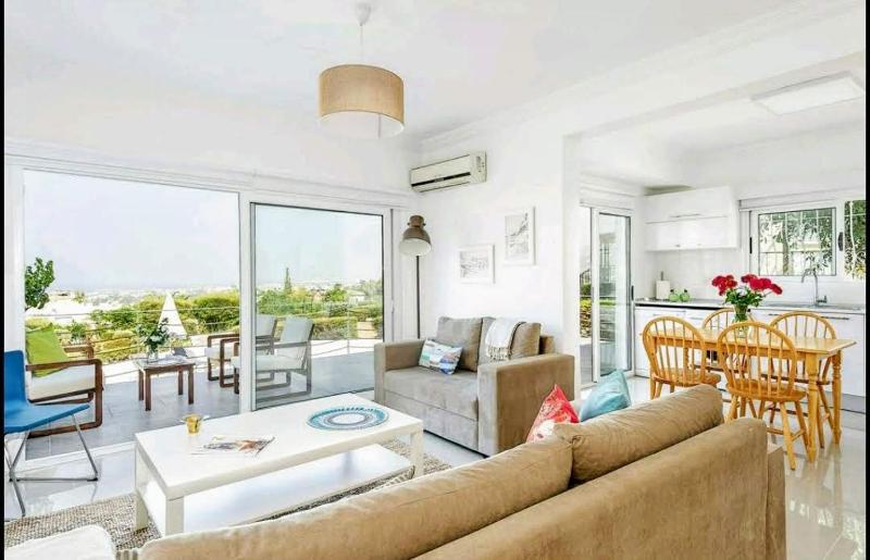 Amazing Sea View -3 Bed Ground Floor Garden Apartment - image 4