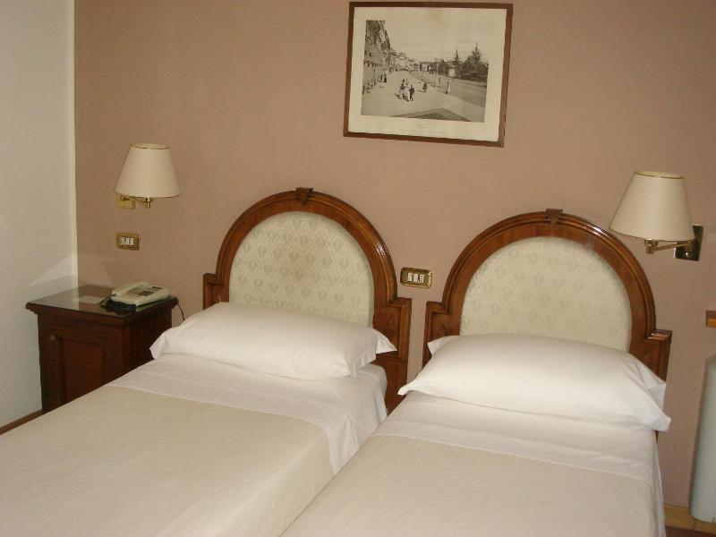 Twin Room image 4