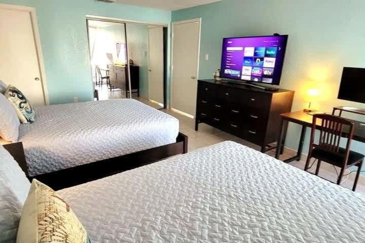 Renovated Beachfront Condo with 2 Pools Tons of Beds Bahia Mar #426 - image 6