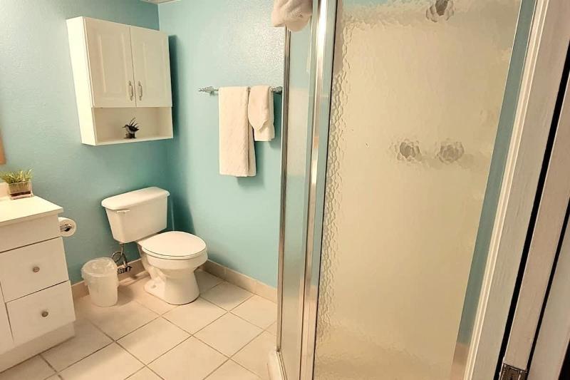 Renovated Beachfront Condo with 2 Pools Tons of Beds Bahia Mar #426 - image 13