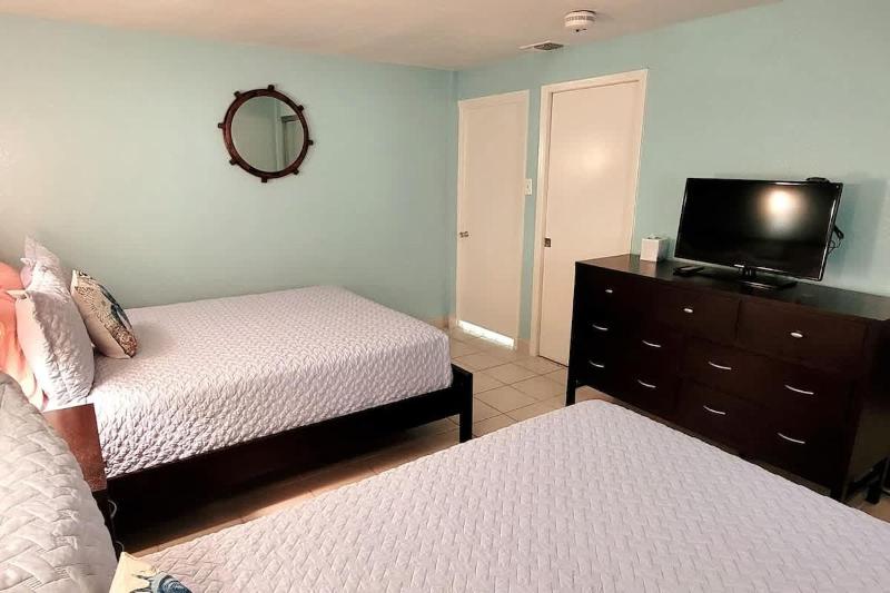 Renovated Beachfront Condo with 2 Pools Tons of Beds Bahia Mar #426 - image 28