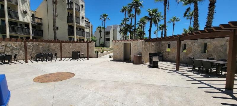 Renovated Beachfront Condo with 2 Pools Tons of Beds Bahia Mar #426 - image 41