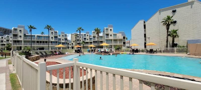 Renovated Beachfront Condo with 2 Pools Tons of Beds Bahia Mar #426 - image 19