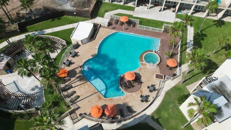 Renovated Beachfront Condo with 2 Pools Tons of Beds Bahia Mar #426 - image 21