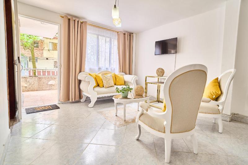 Casa grande cerca al Poblado - image 4