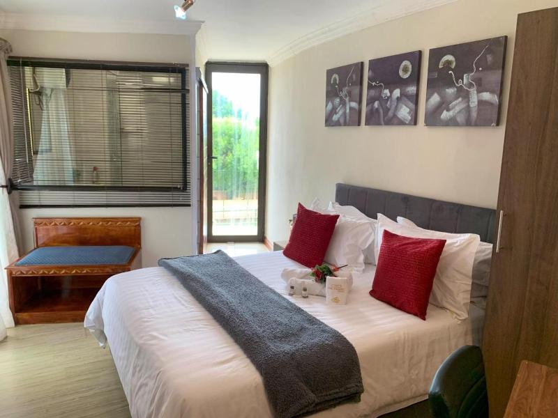The Pillows Suites Villa - image 3